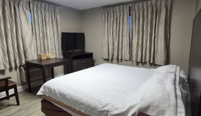 Modern Stay | Steps To Southlake Mall | Albanese Candy Factory & Waterpark