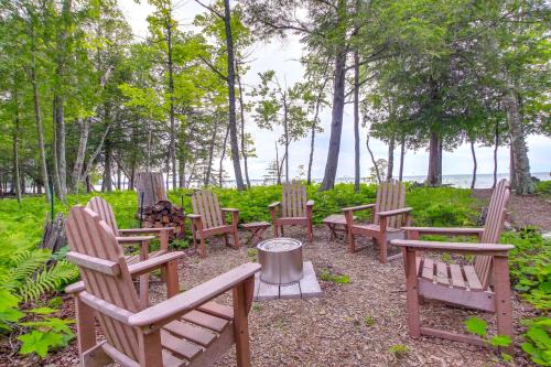 Modern Waterfront Home - 1 Mi to Cave Point Park!