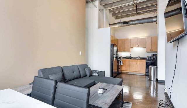 Modern West Loop Gem-City Views & Prime Location 2