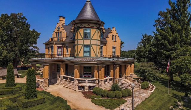 Modernized 1898 Victorian Castle on Route 66
