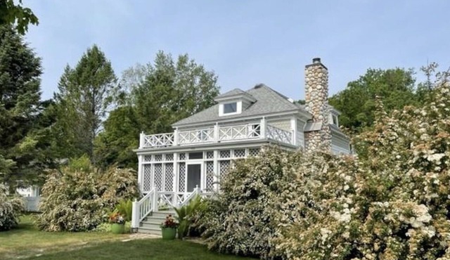 Mosswood Cottage, Main St. Leland, Weekly Rental, Walk to Fishtown, Beach, Shops