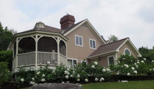 Mountain Falls: 5 br, fireplace, a/c, game room, hot tub! in Stowe