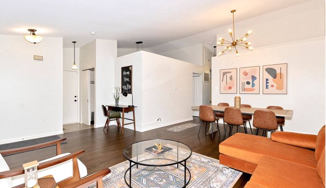 Near Naval Base! Stylish Getaway w Netflix, Games, WiFi