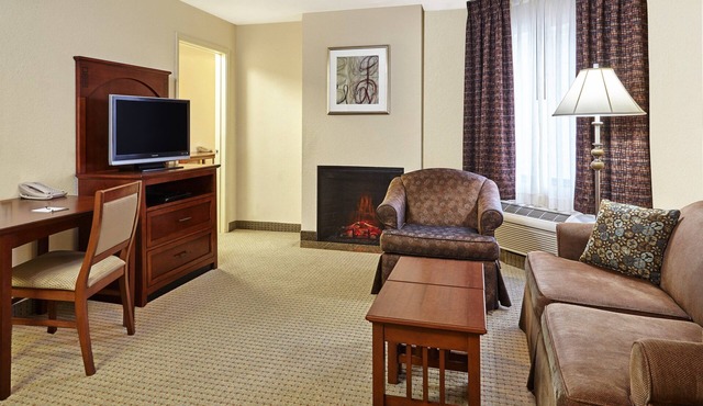 Near the Airport | Free Breakfast + Pool and Hot Tub