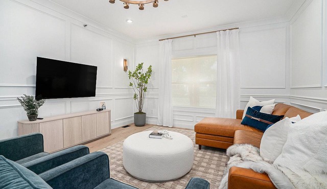 New 1st floor condo - 7 Block Walk to Notre Dame - Sleeps 8
