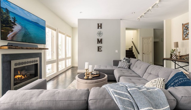 NEW Artistic Modern Cottage/SCREENED Porch/Fire Pit/Giant Theater/Game RM
