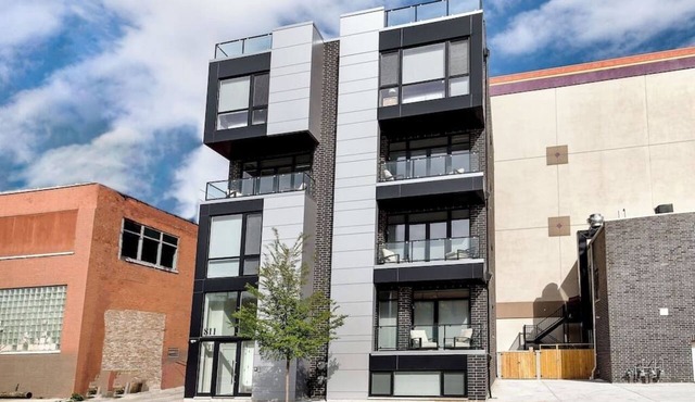 New Construction Building in River North!