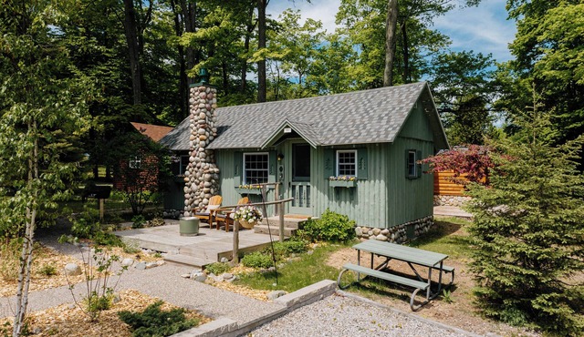NEW cozy cottage a short walk to Northport and Lake Michigan!