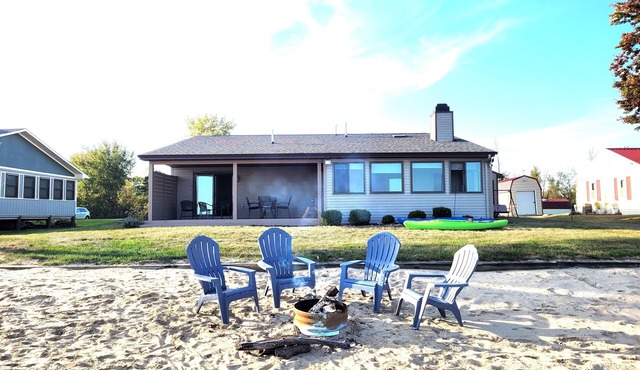 New! Huron Paradise - Cute and Family-Friendly Lakefront Home with Pirvate Sandy Beach, Beach Bonfire Ring, and Kayaks!