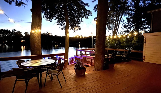 New! Lakeshore Cottage: Fish, Kayak, Relax, Sunset Deck