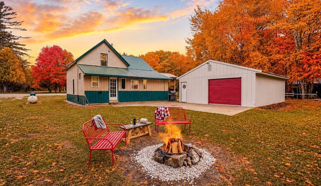 New Listing! 4 Bedroom Home 2 mins from the Lake-Boating-Fishing-Fire Pit