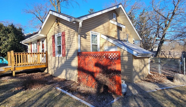 New Listing! Cozy Lake Shangri-La Cottage! Big yard, fire pit, sleeps 4
