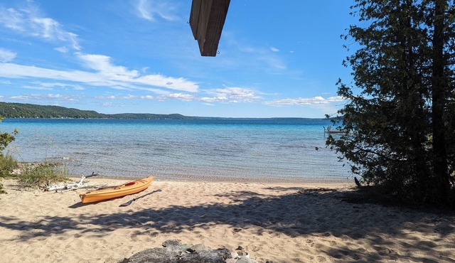 New! Lwardcove - Gorgeous Beachfront Beauty on Crysal Lake with a Kayak Included!