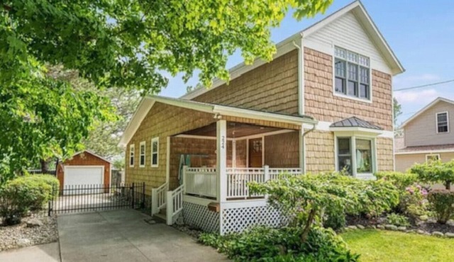 New remodel, 3 min walk to beach, hot tub, pets ok
