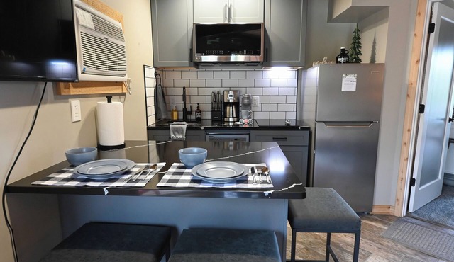 NEW Renovated Kitchen! Upscale throughout. 1 bedroom KING bed. sleeps 2 WIFI
