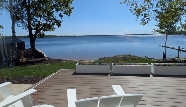 NEW! Renovated lakeside cottage with a private sandy beach. Great Location!