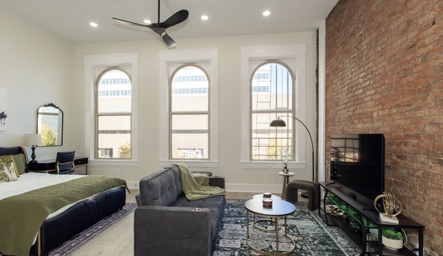 NEW Studio - Steps from Dining, Coffee & City Life