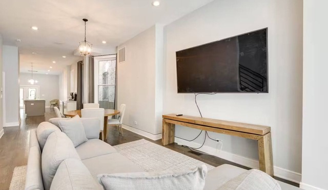 NEW! Stylish 3BD/2.5BTH w/parking! United Center!