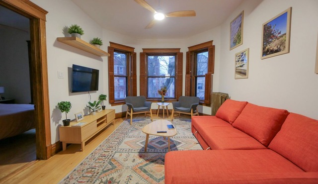 Newgard Nest I Walk to Loyola, Beaches & CTA l Bright 2nd FL Apt w/Free Parking