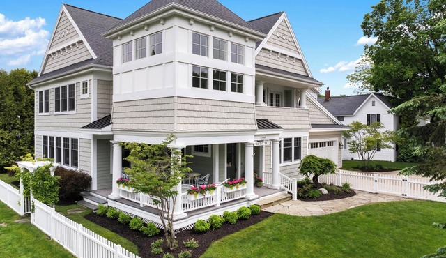 Newly decorated Wequetonsing Home - Walking distance to downtown.