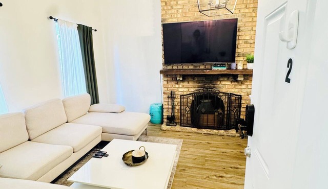 Newly Renovated 2BR Unit Near DePaul University