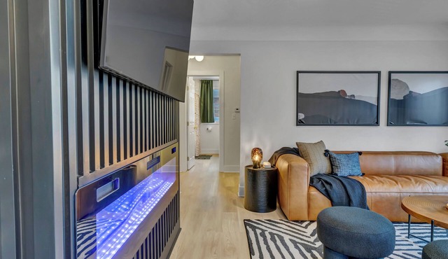 Newly Renovated 4 BD/3 BA Birmingham Home Hot Tub