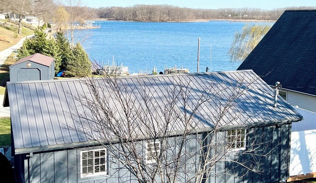 Newly Renovated Lakefront cottage on beautiful all-sports Dewart Lake