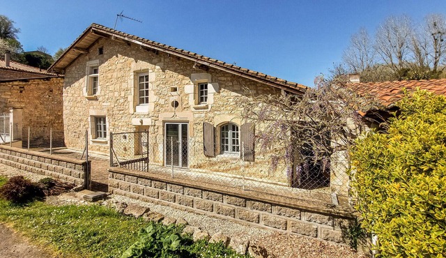 Nice home in Cellefrouin with WiFi