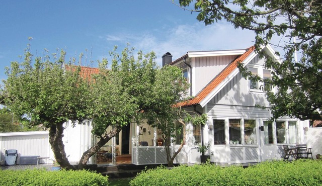 Nice home in Västra Frölunda with WiFi