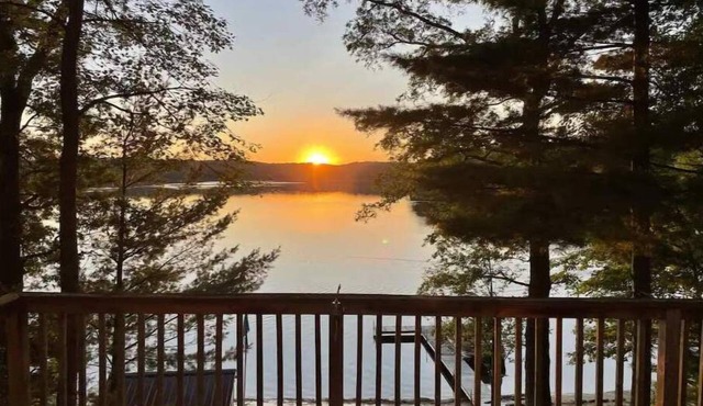 Nichols Lake Sunset Cottage
