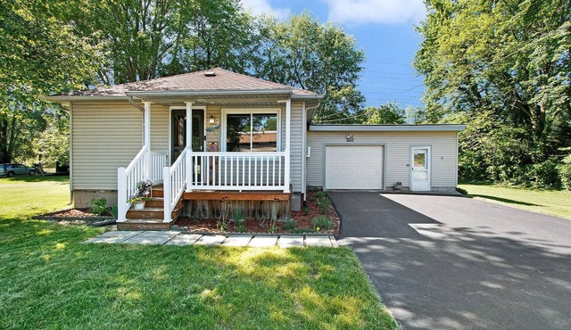 No Cleaning Fee! Cozy Cottage in Dunes National Park, Beverly Shores Indiana.