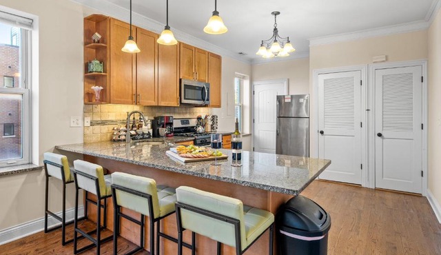 North Center Chicago - Walkable - Transit Accessible - King & Queen Beds