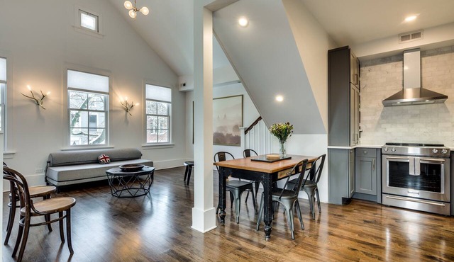 Old Town Chicago at it's finest! Pet Friendly & Recently Renovated Top-Floor Condo Has Everything You Need for a Perfect Windy City Getaway by AllSet Turnover