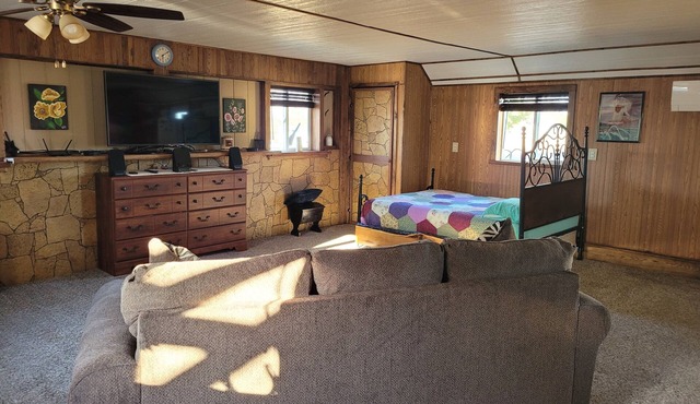Open floor plan, Kitchen, bathroom, sleeps 4, Country Setting