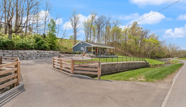 Peaceful 2-bedroom cottage in the beautiful Floyds Knobs with Hot Tub & Gym in Floyds Knobs