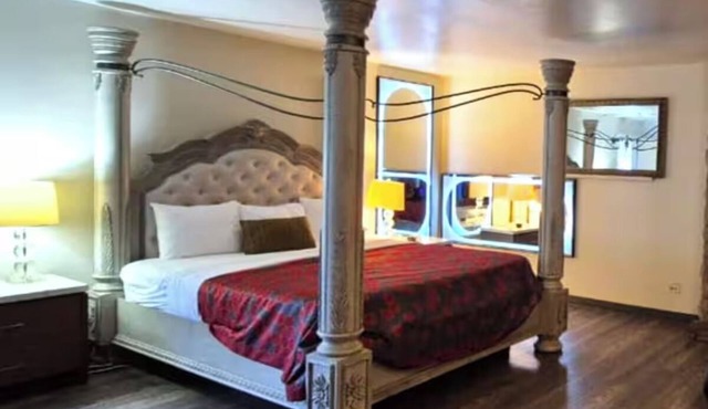 Peaceful & Comfy Room w/Free Parking + Nearby Access to South Holland Metro