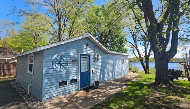 Peaceful Lakefront Retreat, Relax on Henderson Lake-A/C Wi-Fi near Rifle River