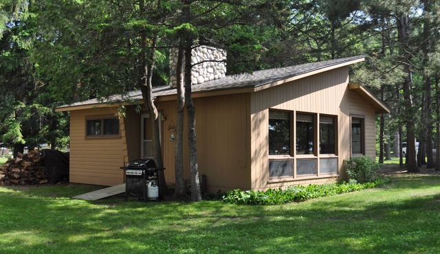 Peaceful villa on the sugar sand shores of Big Glen Lake!