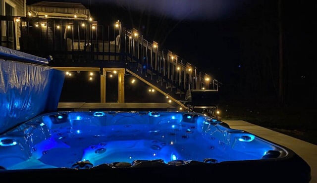 Perfect for Family Vacation Hot Tub Private Back Yard Dog Friendly