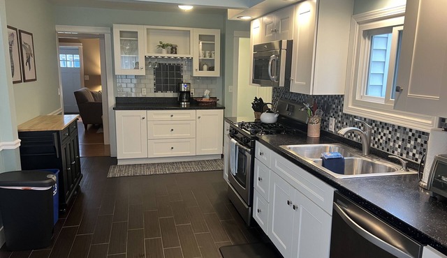 Perfect for the whole family, 1 mile to the beach, firepit & spacious kitchen!