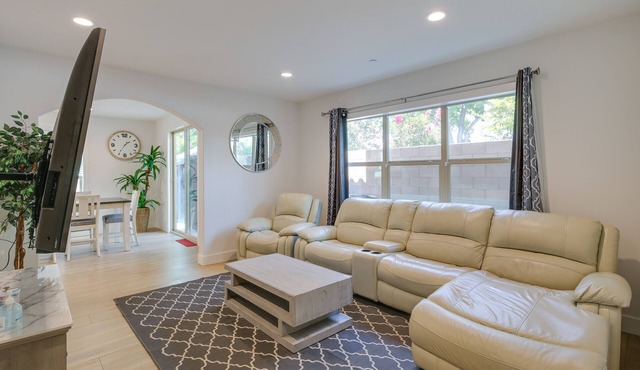 Pet-Friendly Paramount Home, 16 Mi to Los Angeles! in Paramount