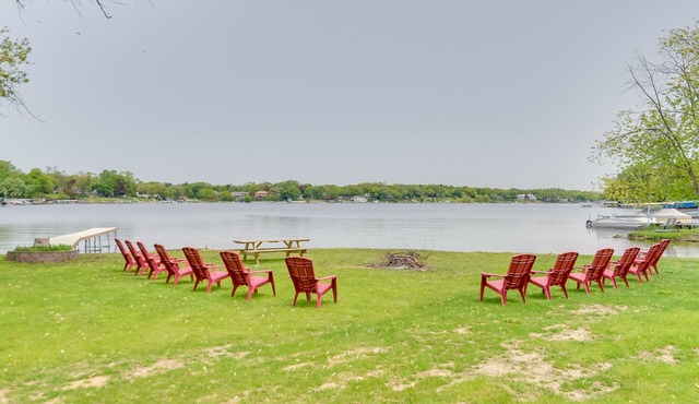 Pistakee Lake Estate w/ Boat Dock & Hot Tub!