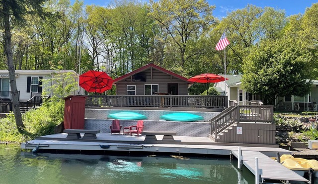 PONTOON INCLUDED 5/1/26-10/12/26 3 Bed/2 Bath Waterfront Home on Magician