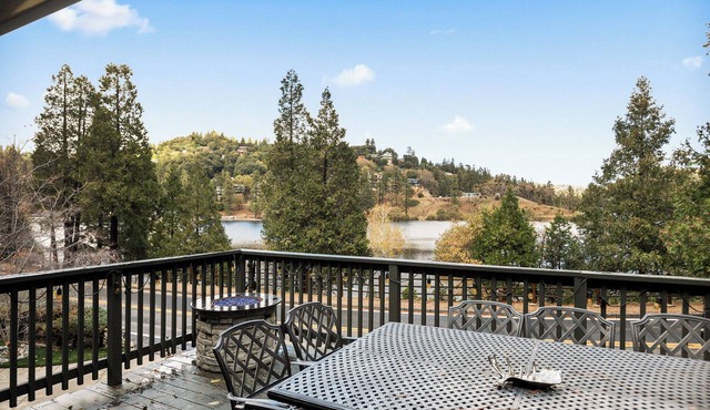 PREMIER 4BR LAKEFRONT HOME + BEST VIEWS + GENERATOR + EASY ACCESS TO LAKE