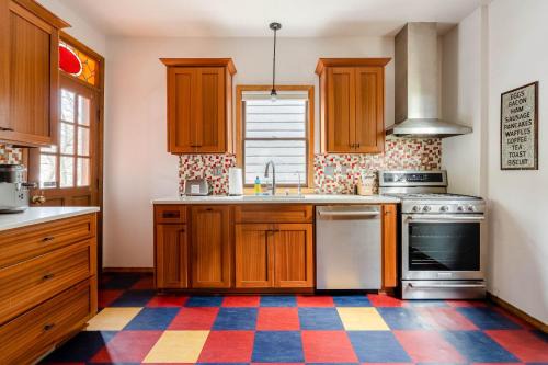Preserved 1907 Classic 2BR - 92 WalkScore