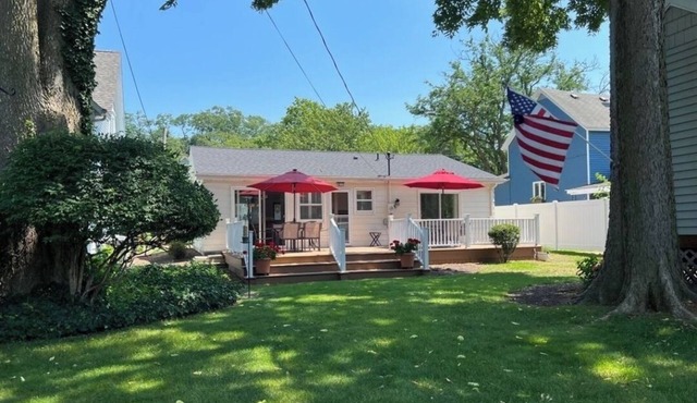 Prime Location! 3 bedroom, 1 bath w/parking in this Lake Home in St. Joseph, MI