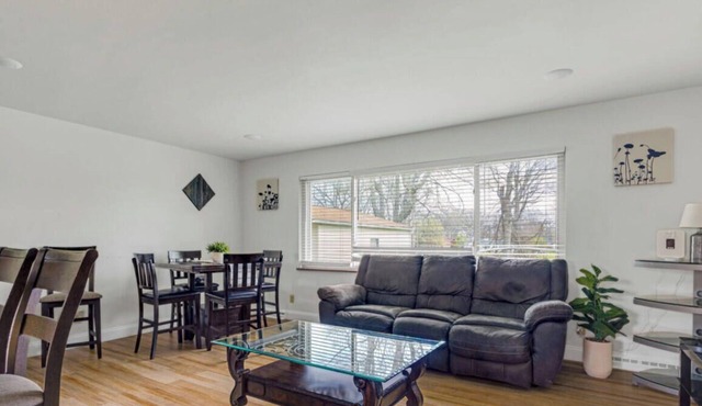 Private 4 BDRM house, 5 Miles from Downtown #3