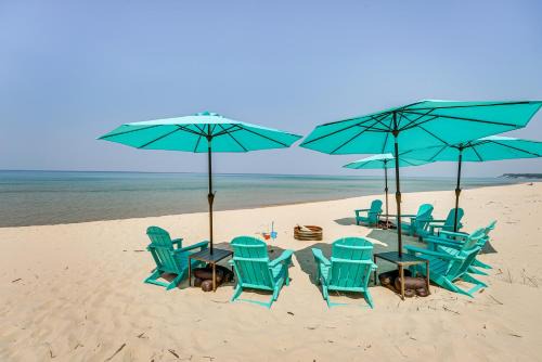 Private Beachfront Lake Michigan Rental w/Kayaks