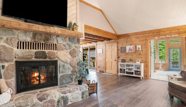 Private escape: log cabin with hot tub on 4 private acres