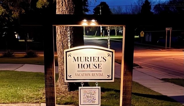 Private Hot Tub, Outdoor TV, near Downtown & Lake Michigan Beaches!